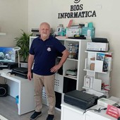 Antonino Noto nel suo centro di assistenza di Ispra Antonino Noto nel suo centro di assistenza di Ispra