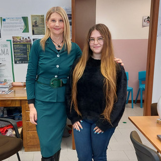 Emily Botton con la dirigente scolastica Carmen Sferlazza