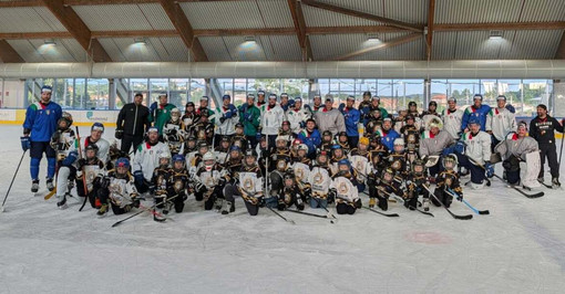I Mastinelli dell'HC Varese 1977 in pista con la nazionale azzurra dell'hockey. Nella foto in gallery i Mastini Forever Sergio Visentin e Gigi Ruberti con lo staff dell'Italia in piazza del Podestà