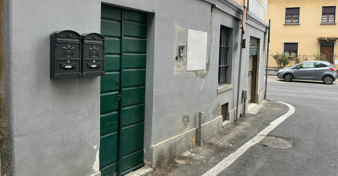 L'ingresso dell'abitazione della vittima in via Porro a Induno Olona dove si è consumata l'aggressione fatale L'ingresso dell'abitazione della vittima in via Porro a Induno Olona dove si è consumata l'aggressione fatale