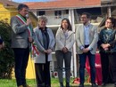 La cerimonia di inaugurazione della panchina rossa ad Albizzate (foto dalla pagina Facebook del Comune)