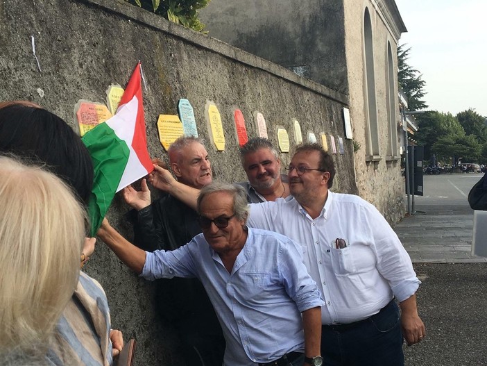 Una delle passate edizioni della cerimonia delle piastrelle sul lungolago di Ispra