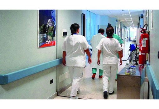 «Negli ospedali svizzeri e ticinesi si cercano infermieri italiani a 3500 euro al mese»