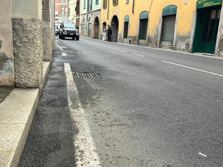 Tracce di sangue in via Porro dove stanotte è avvenuta l'aggressione mortale
