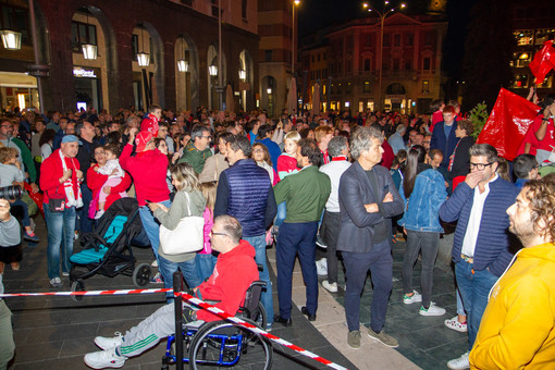 La folla in Piazza Monte Grappa-PhotoSport &amp; More