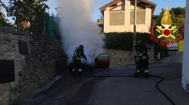 Le immagini dell'incendio dell'auto in via della Quadrona a Induno Olona Le immagini dell'incendio dell'auto in via della Quadrona a Induno Olona