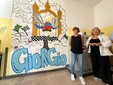 Il murale inaugurato questa mattina all'Einaudi in ricordo di Giorgio Sagliocco. Da sinistra: la madre di Giorgio e la dirigente Emanuele Il murale inaugurato questa mattina all'Einaudi in ricordo di Giorgio Sagliocco. Da sinistra: la madre di Giorgio e la dirigente Emanuele