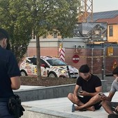 Trovati con sassi appuntiti e vetro in tasca, quattro ragazzi denunciati a Busto Trovati con sassi appuntiti e vetro in tasca, quattro ragazzi denunciati a Busto