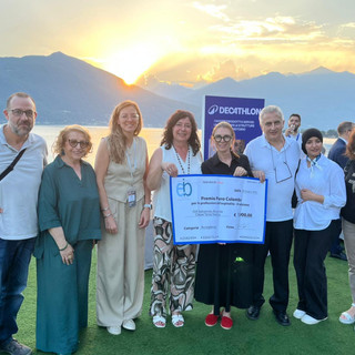 Un momento della premiazione avvenuta a Luino