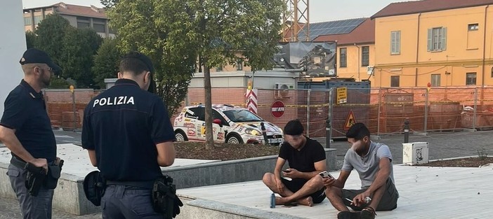 Trovati con sassi appuntiti e vetro in tasca, quattro ragazzi denunciati a Busto Trovati con sassi appuntiti e vetro in tasca, quattro ragazzi denunciati a Busto