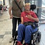 Il referente disabilità del MAV Mario Beghetto insieme a Mirko durante il sopralluogo in centro città Il referente disabilità del MAV Mario Beghetto insieme a Mirko durante il sopralluogo in centro città