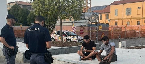 Trovati con sassi appuntiti e vetro in tasca, quattro ragazzi denunciati a Busto Trovati con sassi appuntiti e vetro in tasca, quattro ragazzi denunciati a Busto