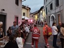 Un'immagine della grande tavolata in centro a Comerio Un'immagine della grande tavolata in centro a Comerio