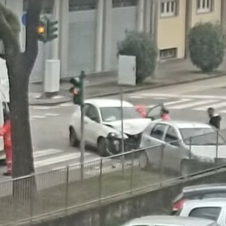 Incidente a Busto, scontro tra due auto in viale Stelvio