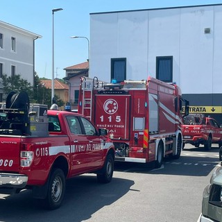I mezzi dei vigili del fuoco in azione all'ingresso del parcheggio dell'Aldi di viale Belforte a Varese I mezzi dei vigili del fuoco in azione all'ingresso del parcheggio dell'Aldi di viale Belforte a Varese