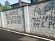 Le scritte ingiuriose contro gli alpini apparse sui muri di Induno Olona in una foto tratta dalla pagina Facebook &quot;Induno Olona Segnalazioni Proposte Idee&quot;