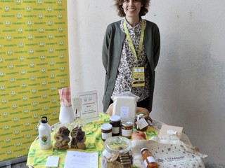 Tiffany Bertoni con i prodotti della sua azienda agricola