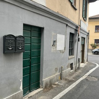 L'ingresso dell'abitazione della vittima in via Porro a Induno Olona dove si è consumata l'aggressione fatale