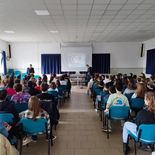 L'incontro a Comerio tra studenti e gli agenti della polizia postale L'incontro a Comerio tra studenti e gli agenti della polizia postale