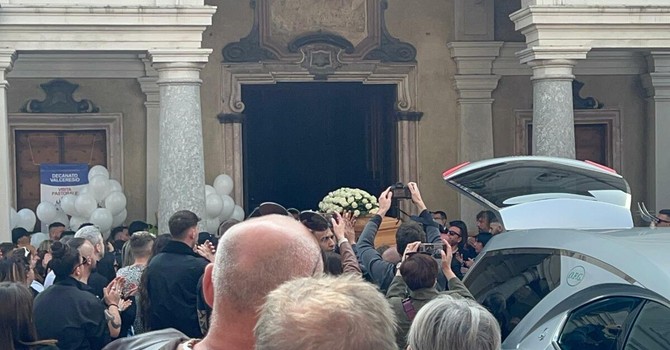 L'uscita del feretro di Enzo Ambrosino dalla chiesa di Induno Olona