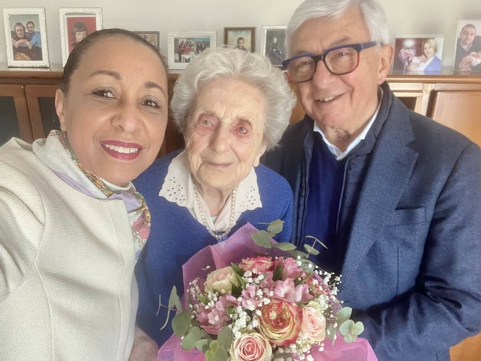 La signora Lina insieme all'assessore Zaninoni e al sindaco Frigeri