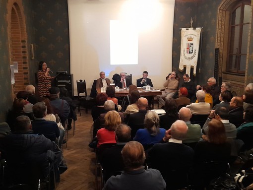 Pubblico numeroso e partecipe alla tavola rotonda su Vittorio Introini