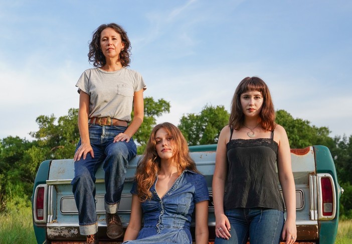 La Guthrie Family Singers composta da Sarah Lee Guthrie, Serena Guthrie e Robin Guthrie-Irion La Guthrie Family Singers composta da Sarah Lee Guthrie, Serena Guthrie e Robin Guthrie-Irion