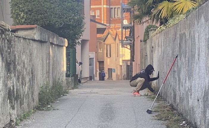 La storia di Abel, il ragazzo nigeriano che cura il verde pubblico a Luino e nel territorio