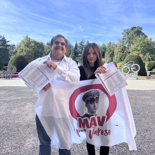 Via Crotti, il MAV porta le firme a Palazzo Estense: «Ora attendiamo risposte» Via Crotti, il MAV porta le firme a Palazzo Estense: «Ora attendiamo risposte»
