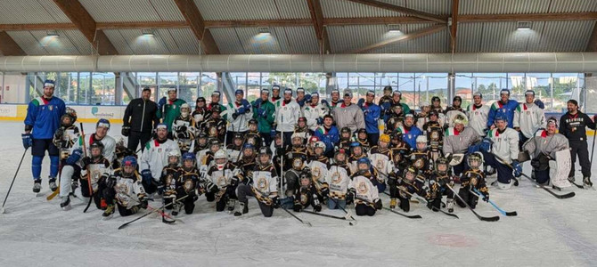 I Mastinelli dell'HC Varese 1977 in pista con la nazionale azzurra dell'hockey. Nella foto in gallery i Mastini Forever Sergio Visentin e Gigi Ruberti con lo staff dell'Italia in piazza del Podestà I Mastinelli dell'HC Varese 1977 in pista con la nazionale azzurra dell'hockey. Nella foto in gallery i Mastini Forever Sergio Visentin e Gigi Ruberti con lo staff dell'Italia in piazza del Podestà