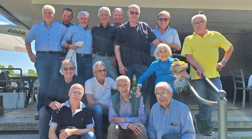 Il ritrovo degli ex studenti della 5A meccanici dell'Itis Varese 1972/73 con la professoressa Legatti Il ritrovo degli ex studenti della 5A meccanici dell'Itis Varese 1972/73 con la professoressa Legatti