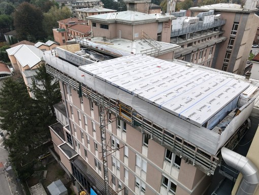 FOTO. Le nuove camere protette calate dal cielo al quinto piano dell’Ospedale Del Ponte