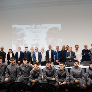 I meccanici del futuro dell'Isis Newton di Varese si mettono alla prova durante il loro percorso scolastico grazie al progetto Toyota Tech School. Sotto i referenti del progetto e gli ospiti dell'Isis con il dirigente scolastico Marzagalli e il sindaco Galimberti