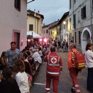 Un'immagine della grande tavolata in centro a Comerio