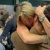 Malpensa, atterrato volo con 200 studenti bloccati a Dubai: li accoglie un lungo applauso Malpensa, atterrato volo con 200 studenti bloccati a Dubai: li accoglie un lungo applauso