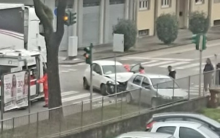 Incidente a Busto, scontro tra due auto in viale Stelvio