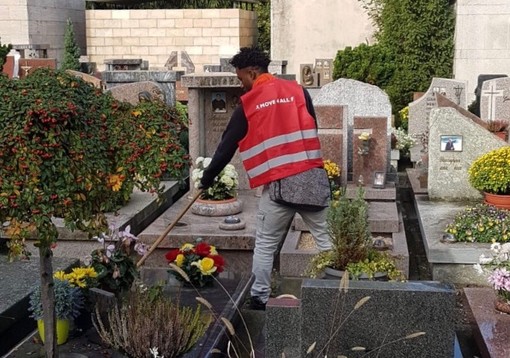 Cimiteri, a Varese richiedenti asilo al lavoro per la manutenzione. «Sono contenti di ricambiare l'accoglienza ricevuta»