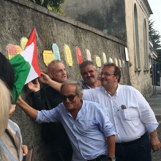 Una delle passate edizioni della cerimonia delle piastrelle sul lungolago di Ispra Una delle passate edizioni della cerimonia delle piastrelle sul lungolago di Ispra