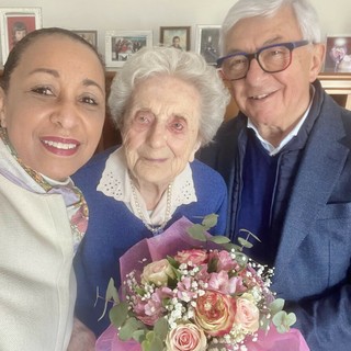 La signora Lina insieme all'assessore Zaninoni e al sindaco Frigeri