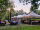 Alla festa al bosco di Buguggiate, vicino al Tigros del lago, non manca il sindaco del paese Matteo Sambo