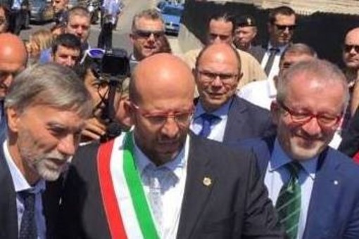 L'allora ministro Delrio, il sindaco Cavallin e Roberto Maroni in una visita al cantiere della ferrovia (foto dalla pagina Facebook di Marco Cavallin)