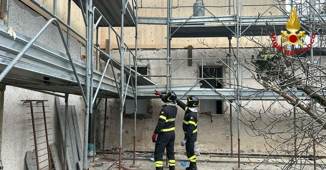 Operaio cade da un'impalcatura di una casa in ristrutturazione a Ispra: portato con l'elisoccorso al Circolo