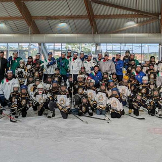 I Mastinelli dell'HC Varese 1977 in pista con la nazionale azzurra dell'hockey. Nella foto in gallery i Mastini Forever Sergio Visentin e Gigi Ruberti con lo staff dell'Italia in piazza del Podestà