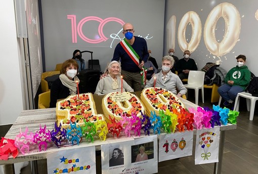 I festeggiamenti per i 100 anni della signora Luigia Crugnola (foto dalla pagina Facebook del sindaco Cavallin)