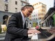 Paolo Zanarella, il “pianista fuori posto” in piazza Monte Grappa a Varese