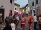 Un'immagine della grande tavolata in centro a Comerio
