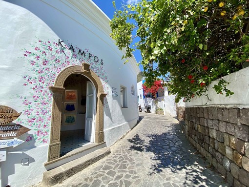 KAMPOS inaugura una NUOVA boutique a Panarea, in uno dei più esclusivi paradisi per vacanze del Mar Mediterraneo