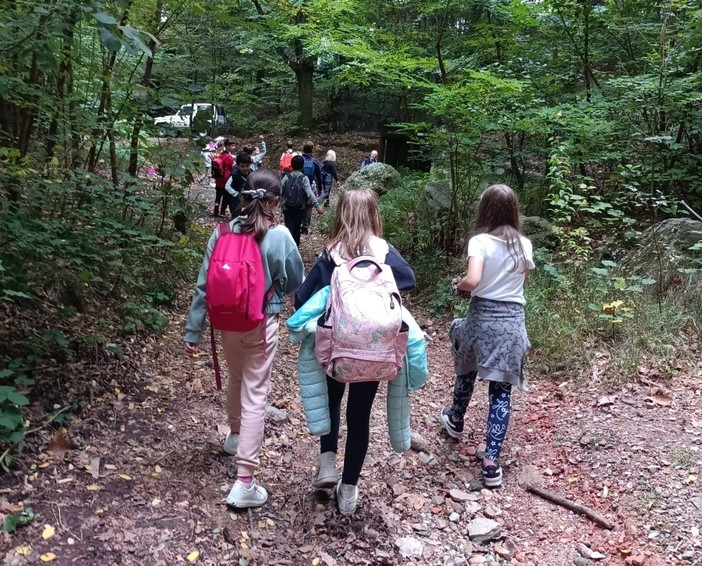 I bambini della primaria di Luvinate a &quot;lezione&quot; tra i boschi e il Tinella