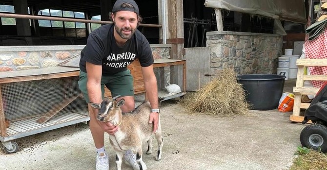 Lorenzo Piccinelli insieme al capretto Valentino al Brinzio: Terra Piccinelli verrà premiato a Golosaria come miglior agriturismo dell'anno Lorenzo Piccinelli insieme al capretto Valentino al Brinzio: Terra Piccinelli verrà premiato a Golosaria come miglior agriturismo dell'anno