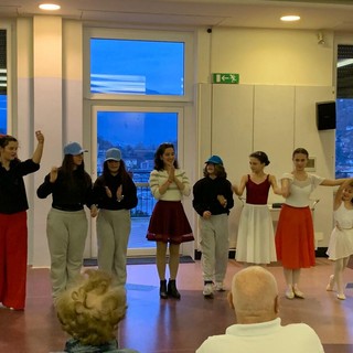 Un momento dello spettacolo della Scuola Danza di Laveno Mombello